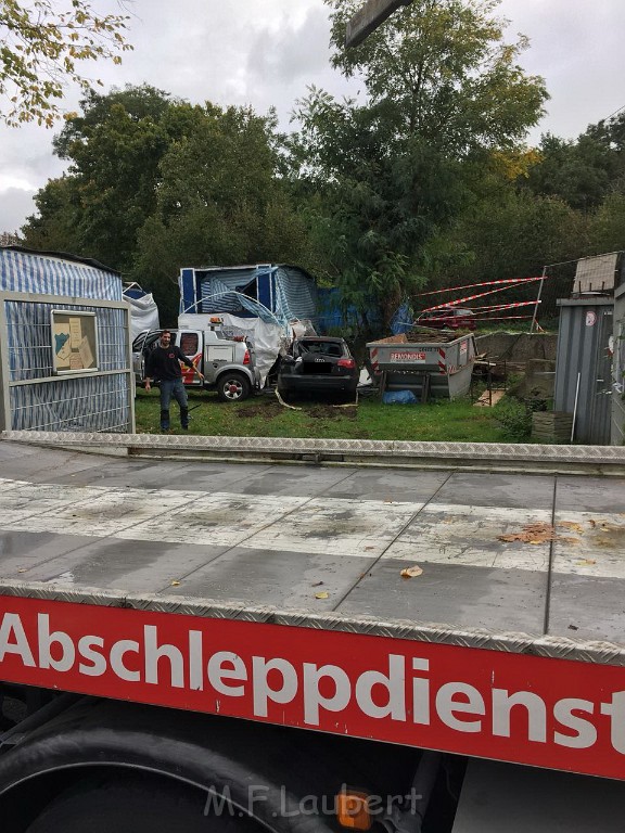 VU PKW landet wieder mal in Kleingartenanlage Koeln Vingst Vingster Ring P10.jpg